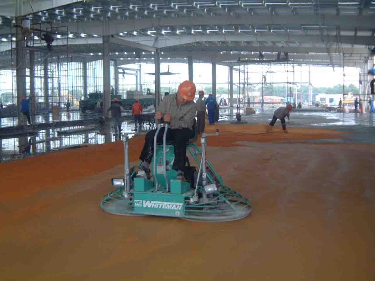 驾驶式磨光机进行磨光--耐福地坪