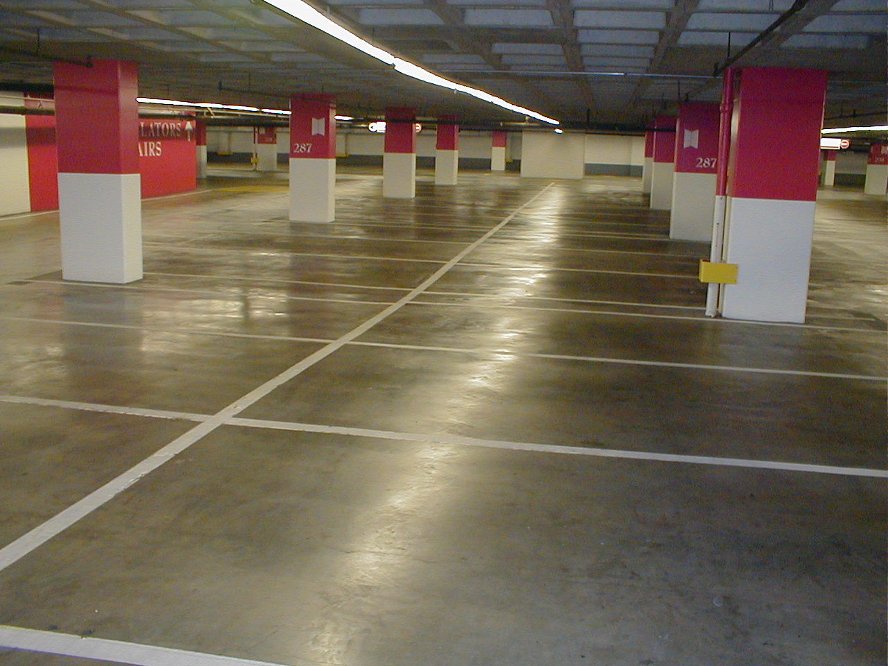 用混凝土密封固化剂改造后的停车库地坪 用混凝土密封固化剂改造后的停车库地坪