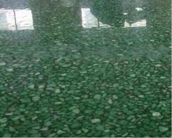 施工固化剂后的彩色混凝土地坪