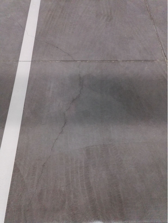 某品牌密封固化剂地下停车库地坪出现了裂缝 某品牌密封固化剂地下停车库地坪出现了裂缝