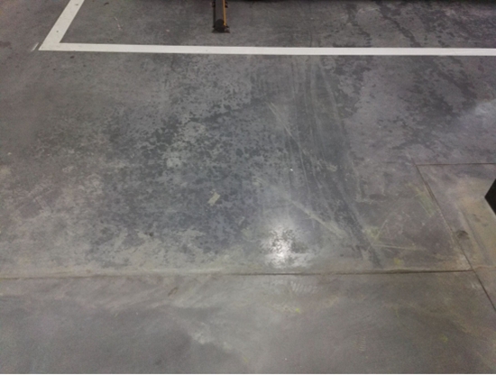 某品牌密封固化剂停车库地坪表面收光不匀 某品牌密封固化剂停车库地坪表面收光不匀