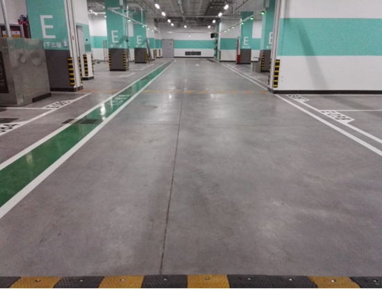 某品牌密封固化剂地下停车库地坪有轮胎印,脏污,难清理 某品牌密封固化剂地下停车库地坪有轮胎印,脏污,难清理