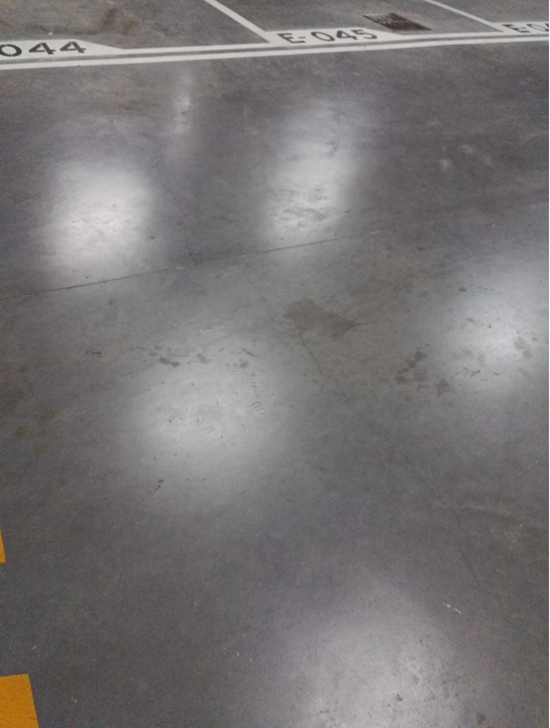 某品牌密封固化剂地下停车库地坪有轮胎印,脏污,难清理 某品牌密封固化剂地下停车库地坪有轮胎印,脏污,难清理