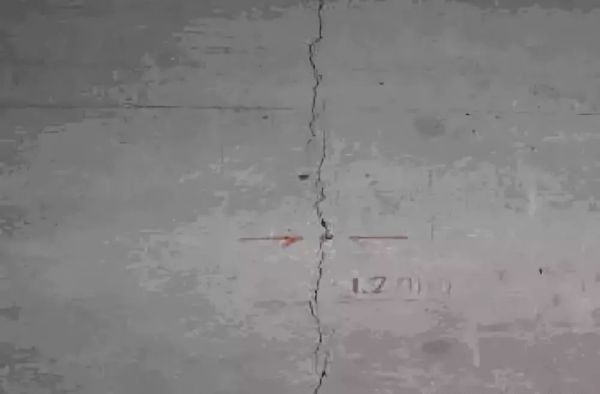 缝隙.jpg 缝隙.jpg